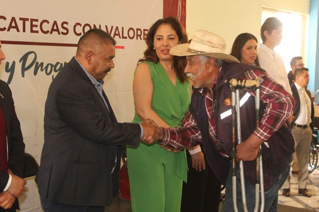 Llevan apoyos y ofrecen servicios en Pánuco