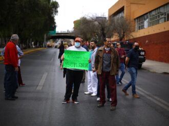 Bloquea personal del ISSSTE el bulevar; exigen destitución de la doctora Villa