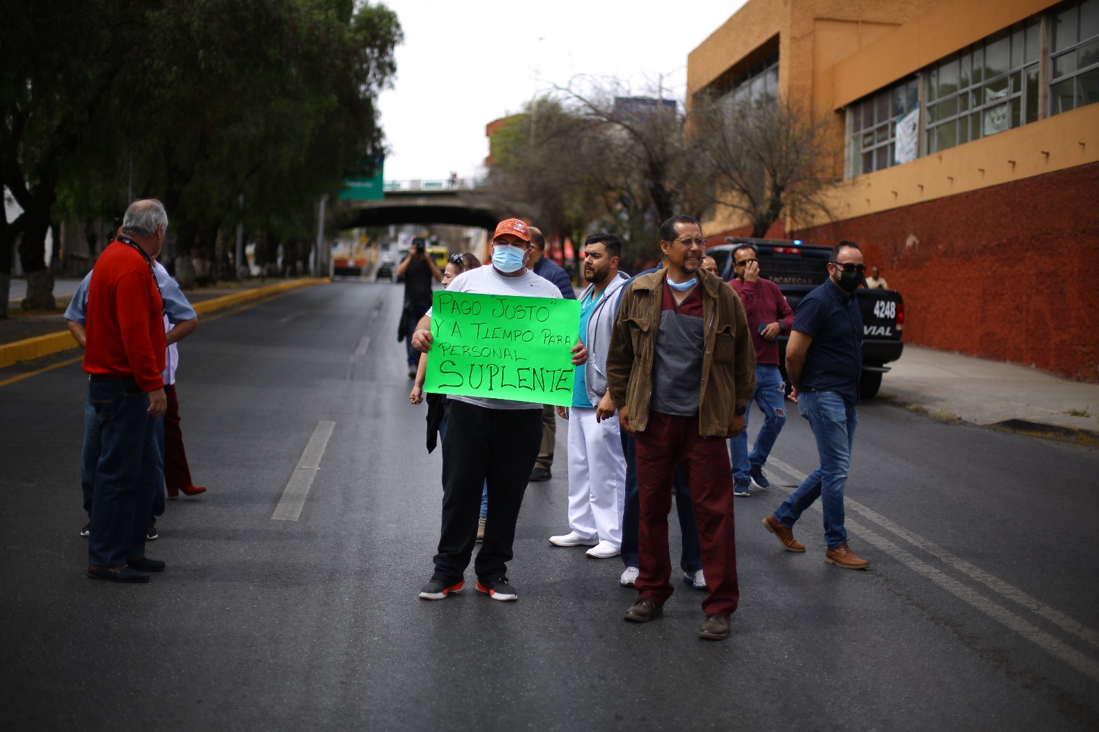 Bloquea personal del ISSSTE el bulevar; exigen destitución de la doctora Villa