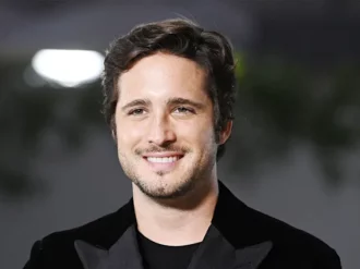 Diego Boneta luce irreconocible en esta película de Netflix