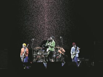 Red Hot Chili Peppers ponen picante e irreverente el Vive