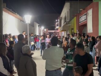 Iluminan el Callejón del Beso en Villa de Cos