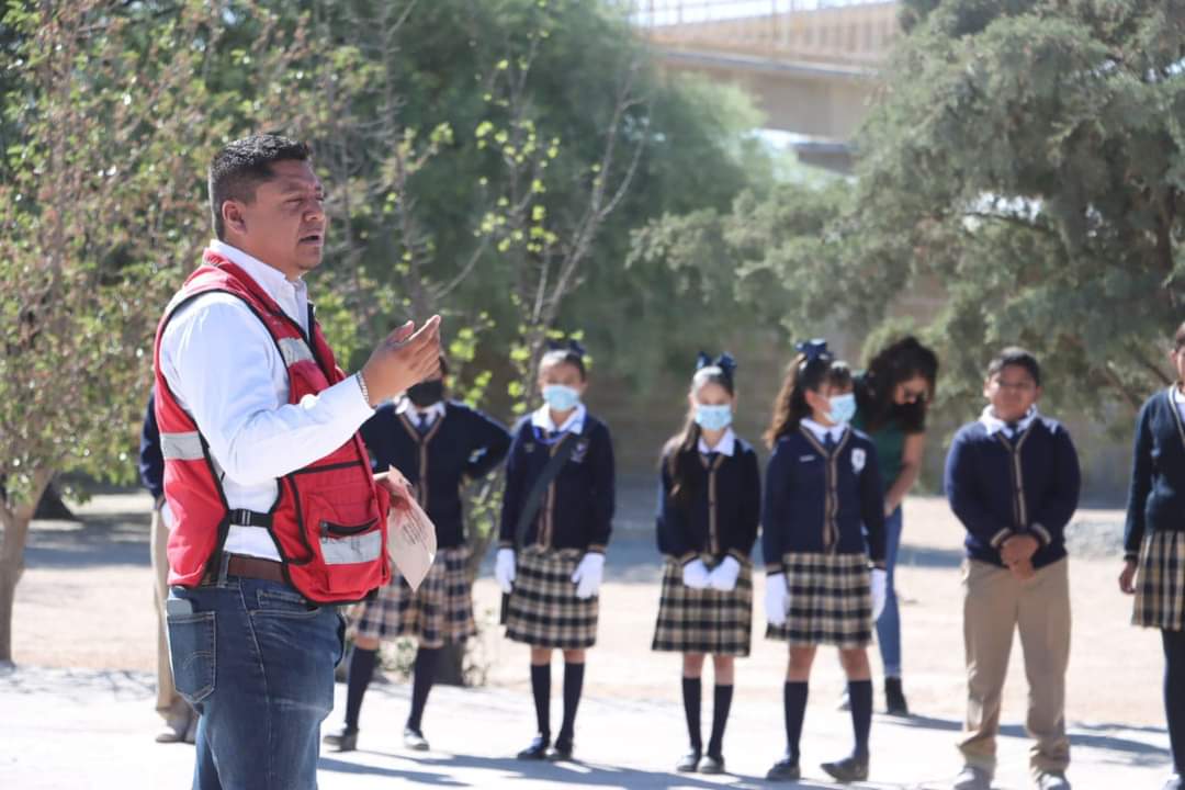 Apoya Pier Michel a escuela de Sierra Vieja