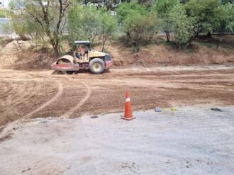 Pavimentan la calle del Arroyo