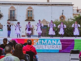 Disfrutan del folclor a través del baile 