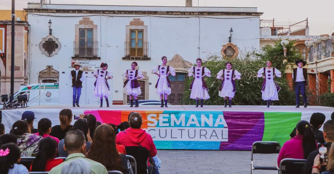 Disfrutan del folclor a través del baile 