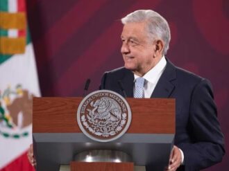 Anuncia AMLO convocatoria para médicos jubilados