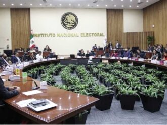 Diputado de Morena propone eliminar requisito de licenciatura para ser consejero del INE