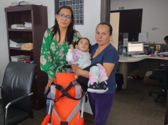 Entregan apoyos a personas con discapacidad 