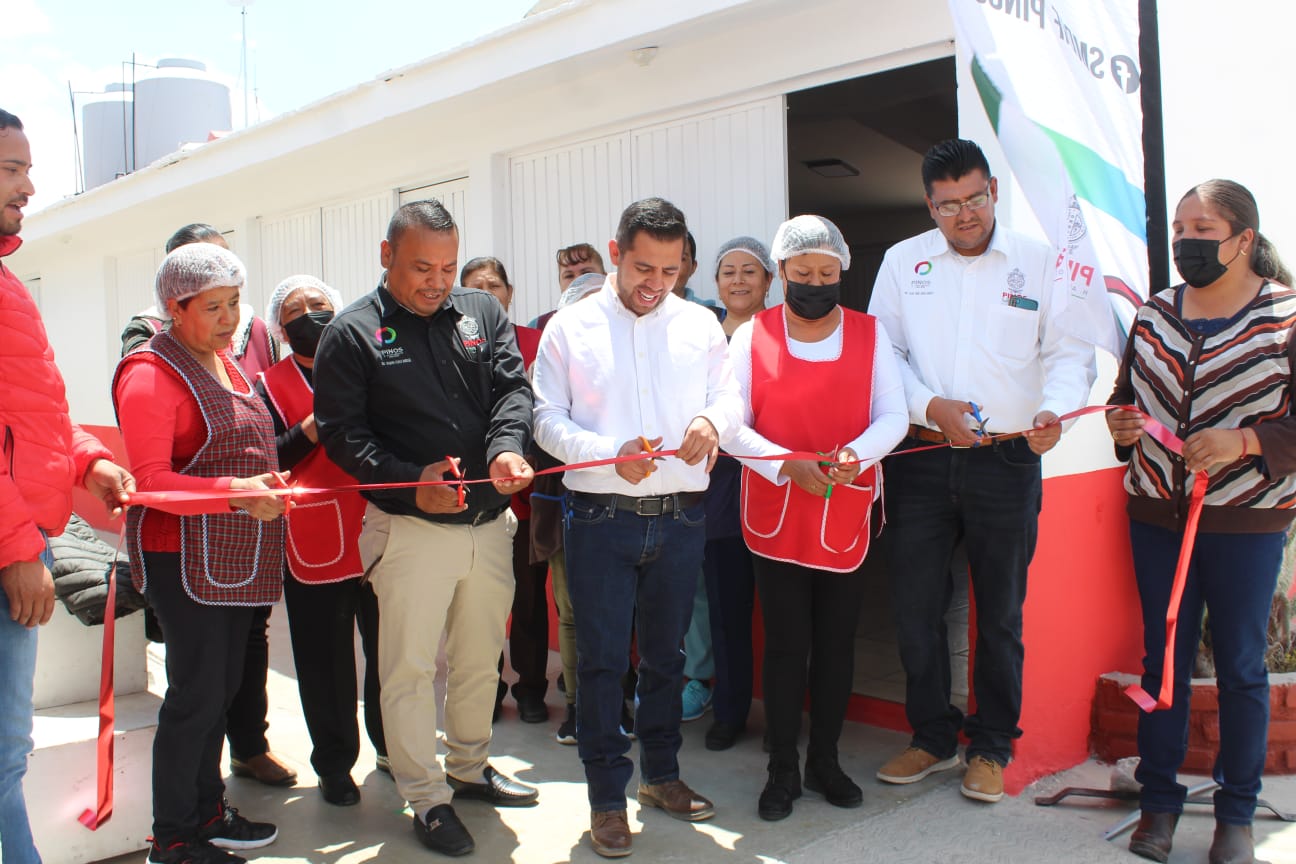 Con comedor comunitario ayudan a los que más lo necesitan 