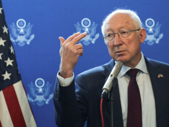 «Lo importante son los resultados», dice Ken Salazar sobre infiltración de la DEA con Los Chapitos