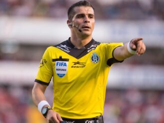 Los memes se burlan del árbitro Fernando Hernández y la pelea de Nicolás Larcamón con Fernando Ortiz