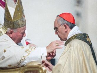 Papa Francisco defiende a Juan Pablo II, tras acusaciones de pedofilia
