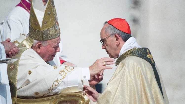 Papa Francisco defiende a Juan Pablo II, tras acusaciones de pedofilia
