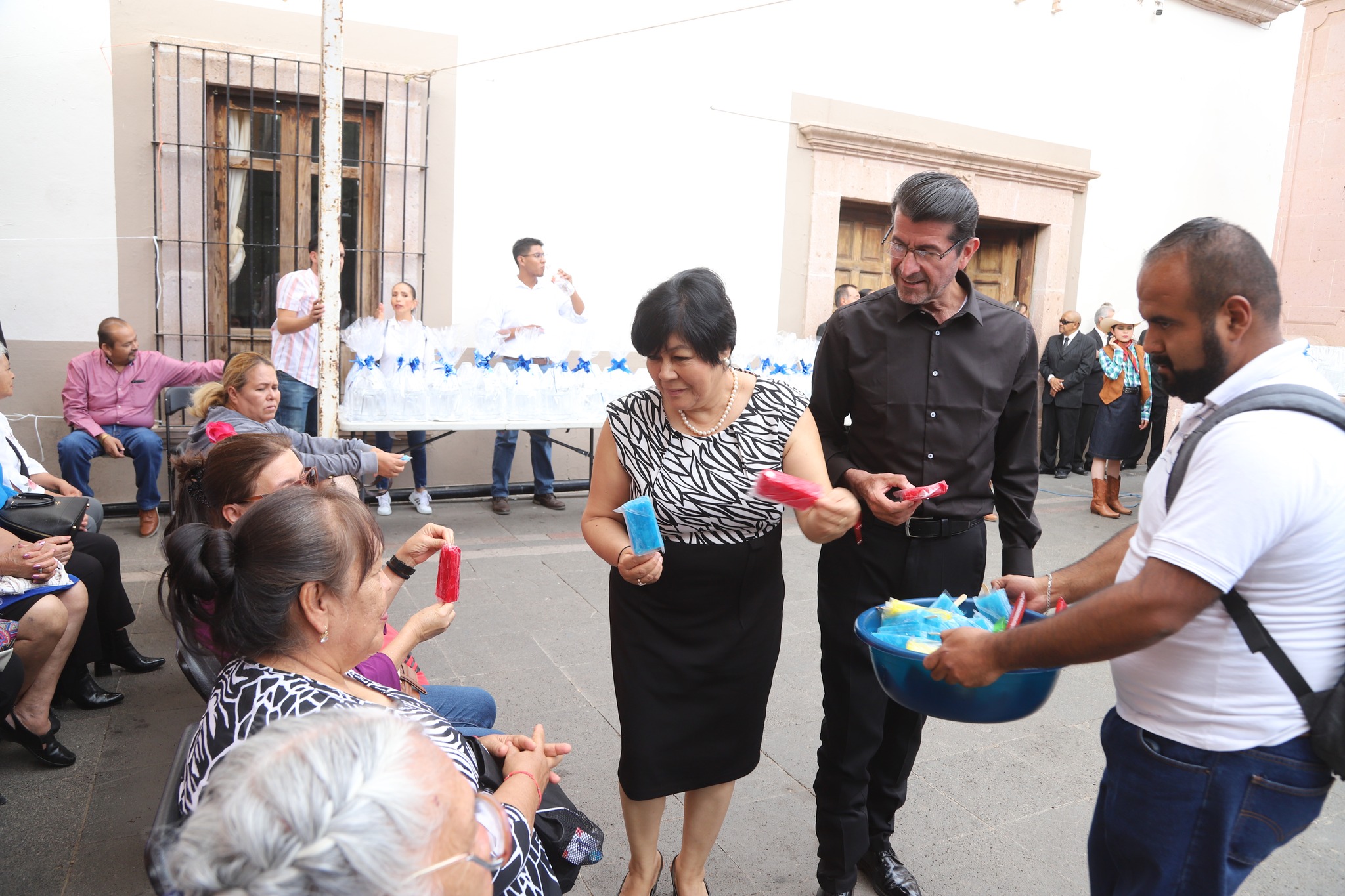Festejan a las mamás calerenses 