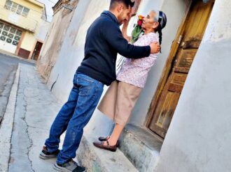 Omar Téllez lleva Las mañanitas a las madres pinenses