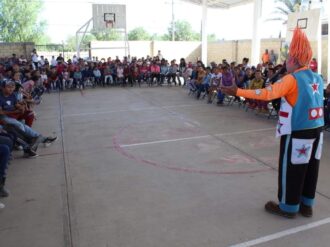 Dan alegría a niños de Pinos 