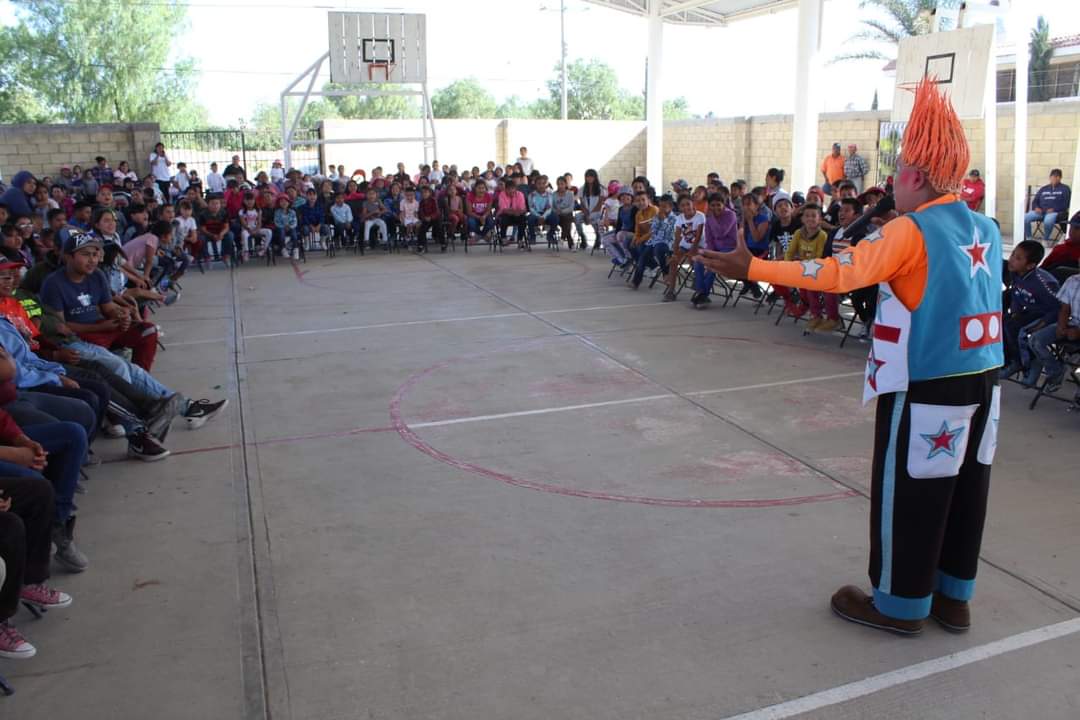 Dan alegría a niños de Pinos 