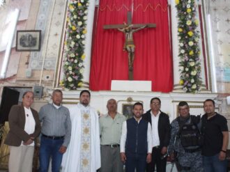 Coronan al Cristo Roto en Pinos