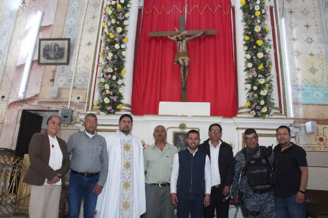 Coronan al Cristo Roto en Pinos