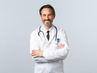 Contratados, 50 médicos especialistas jubilados por el IMSS