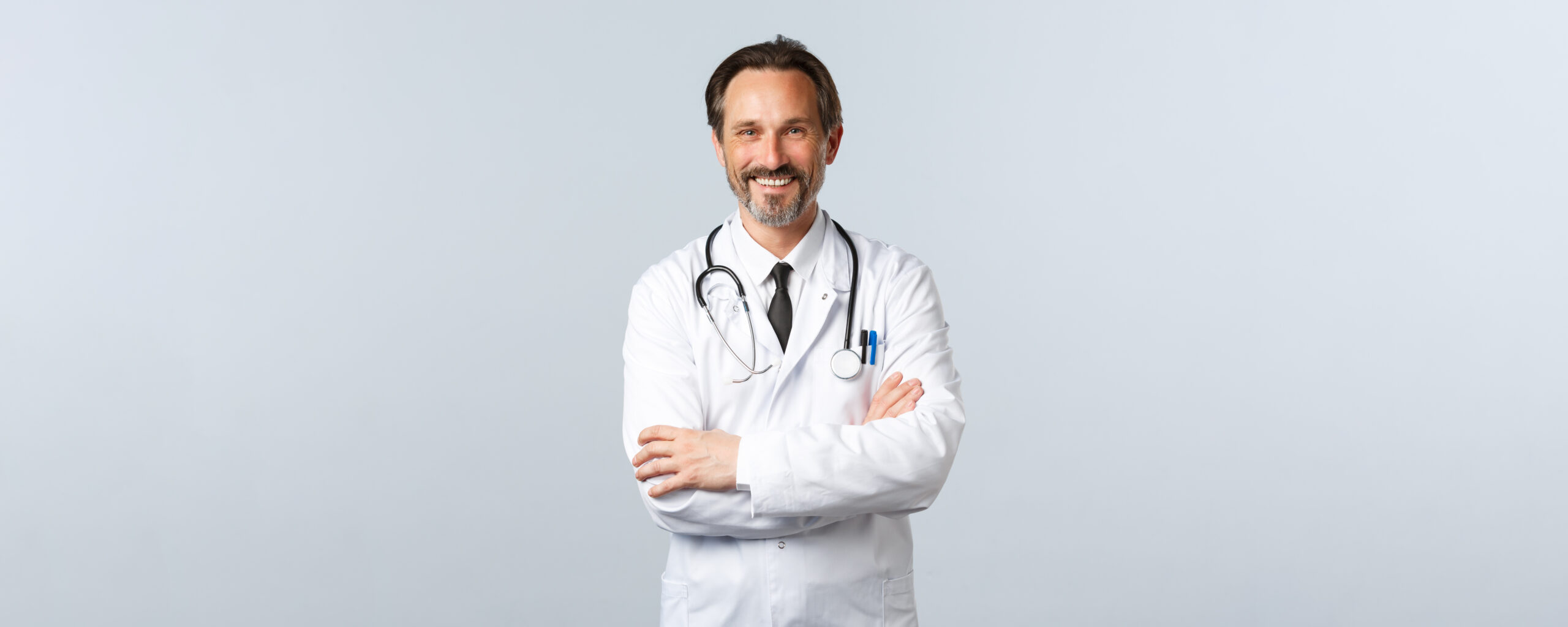 Contratados, 50 médicos especialistas jubilados por el IMSS