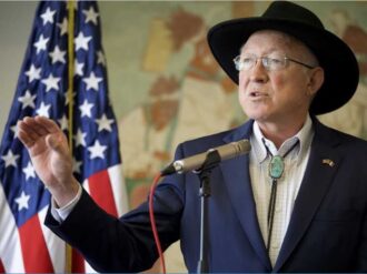 Ken Salazar urge a Congreso de EU y gobiernos tratar tema migratorio
