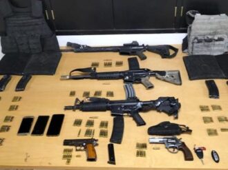 Detienen a cuatro en Loreto; traían armas, equipo táctico y un vehículo robado