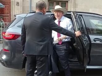 Ken Salazar visita a AMLO en Palacio Nacional