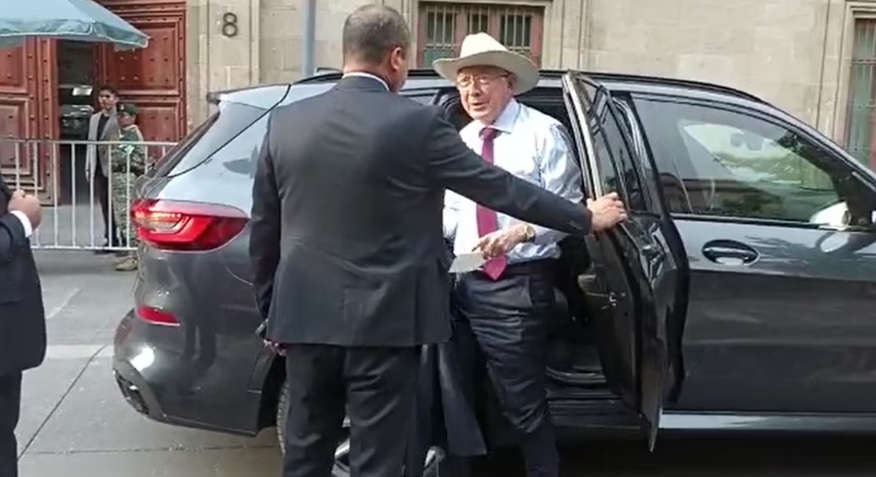 Ken Salazar visita a AMLO en Palacio Nacional