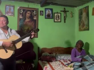 Canta Pier Michel a las madrecitas de Villa de Cos