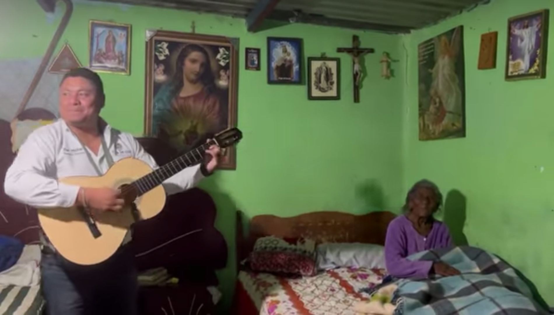 Canta Pier Michel a las madrecitas de Villa de Cos