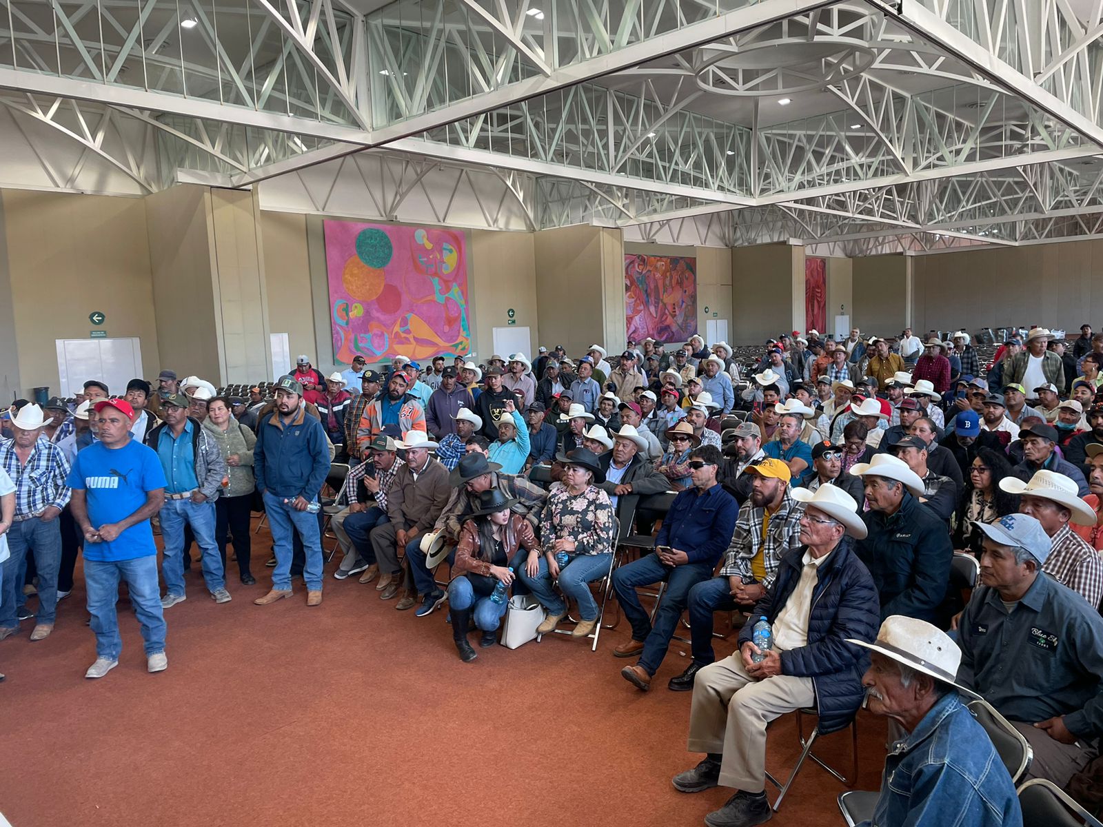 Se manifiestan contra el gobierno maestros y productores