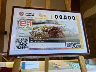 Presentan billete de lotería de asado de boda