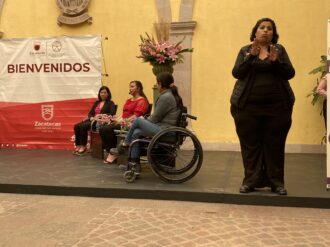 Conversan sobre maternar con discapacidad 