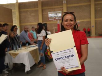 Reciben constancias de inglés