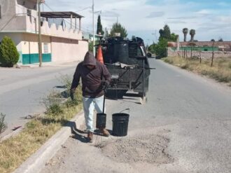 Realizan labores de bacheo
