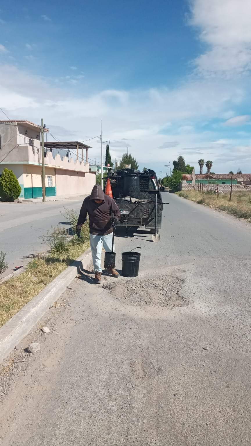Realizan labores de bacheo