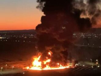 Mueren dos tras choque y explosión en Juan Aldama 