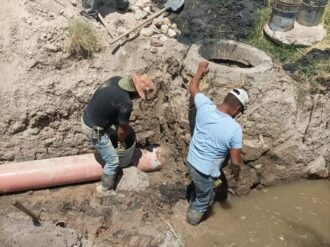 Reparan tuberías en Juan José Ríos