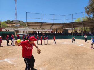 Lanza Alan Murillo primera bola en la final de béisbol y sóftbol