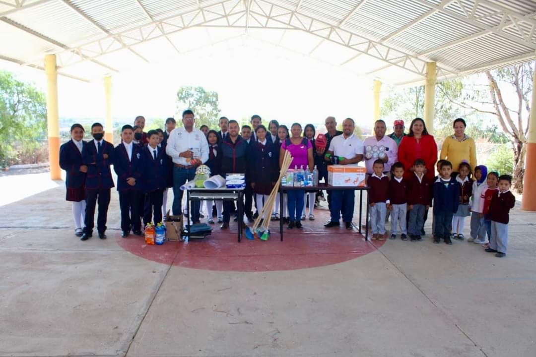 Entrega Omar Téllez apoyos en El Chiquihuitillo