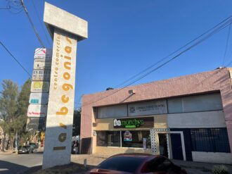 Sobreviven entre robos y asaltos, vecinos de la plaza Begonias