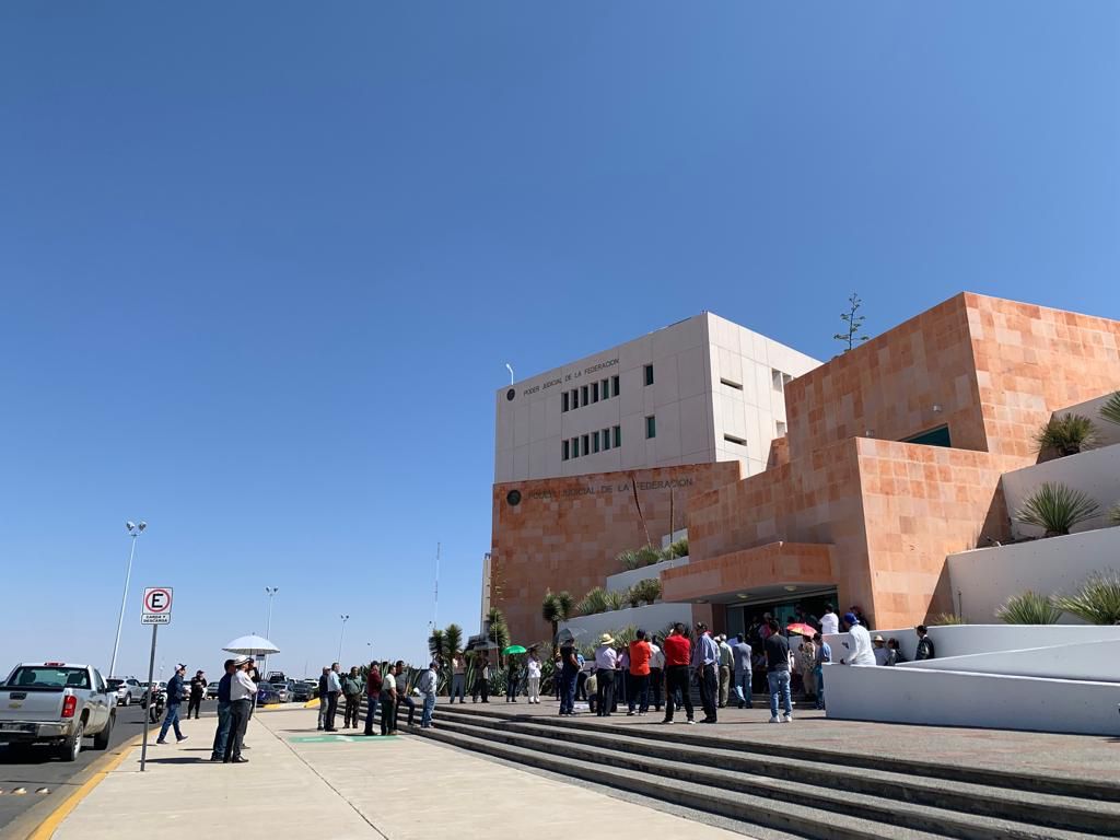 Protestan jubilados del Issstezac contra jueces de distrito