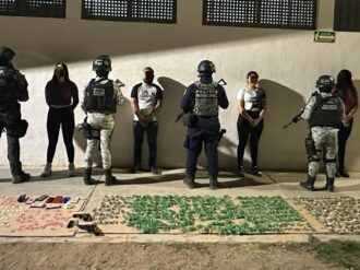 Detienen a cuatro con armas y cientos de dosis de droga