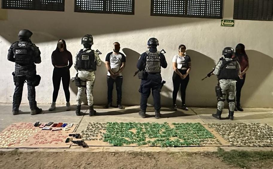 Detienen a cuatro con armas y cientos de dosis de droga