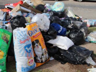 Basura de tianguis causa conflicto con los vecinos