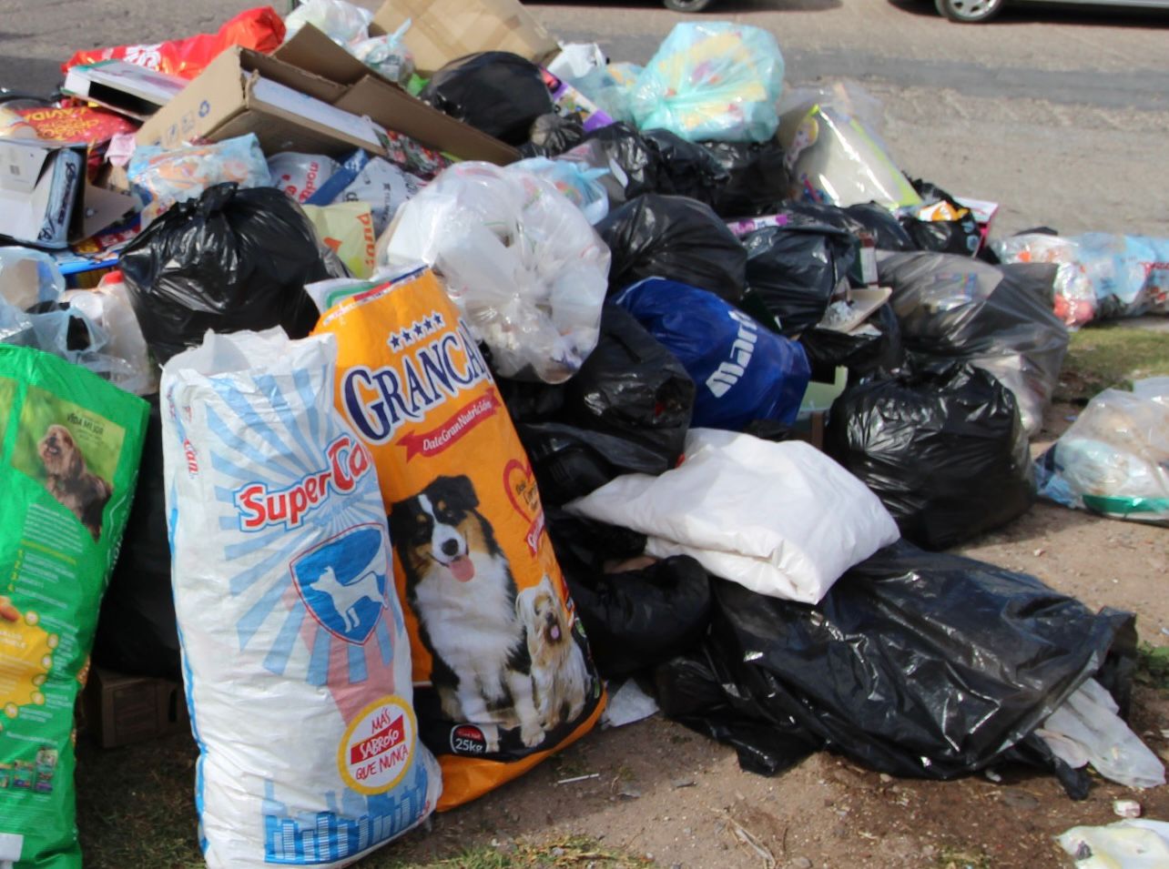 Basura de tianguis causa conflicto con los vecinos