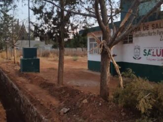 Construyen barda en casa de salud