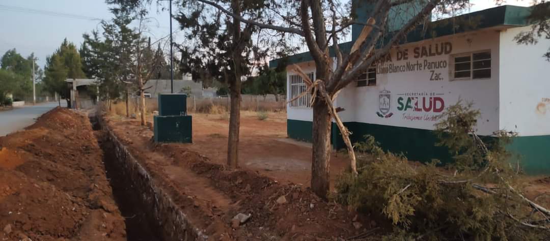 Construyen barda en casa de salud